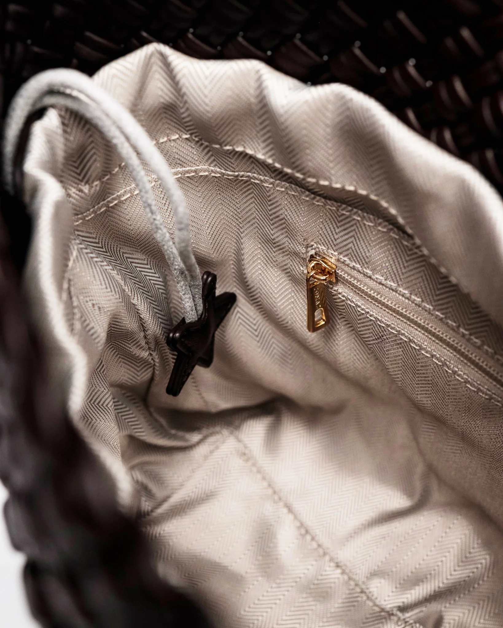 Tomaz CL-B012 Ladies Woven Shoulder Bag - Image 3