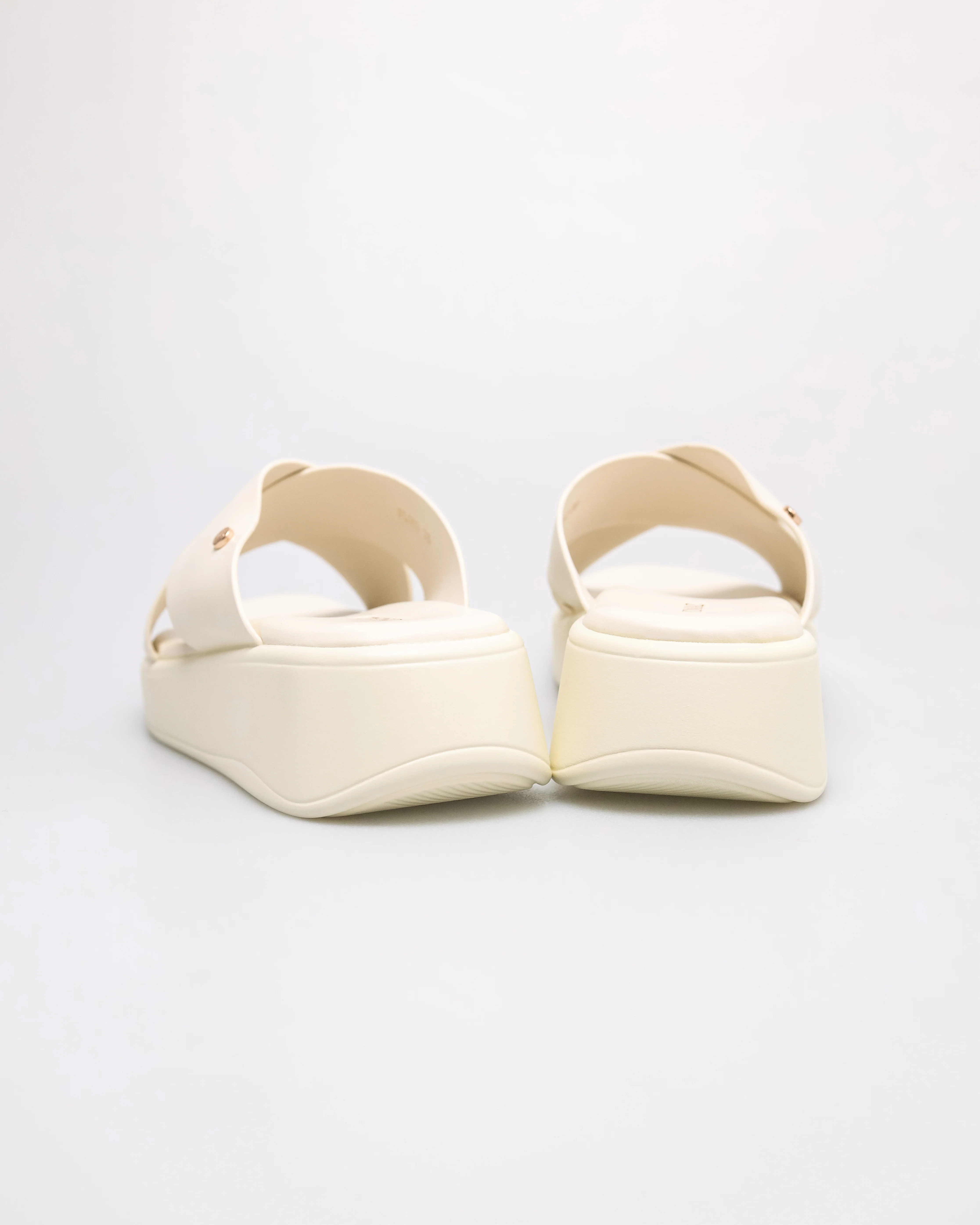 Tomaz FL143 Ladies Mini Button Sandals - Image 3