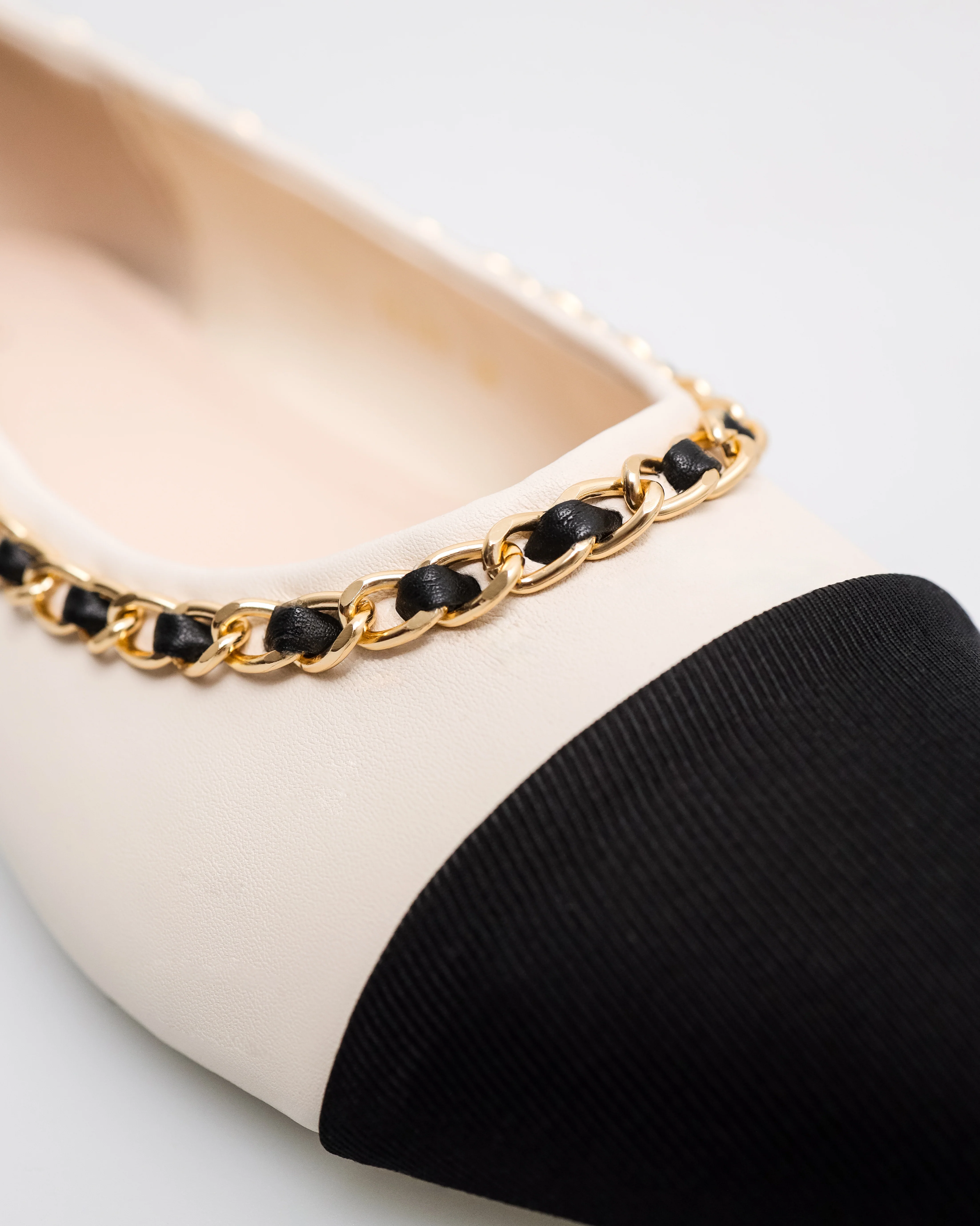 Tomaz YX190 Ladies Chain-Trimmed Ballet Flat - Image 4